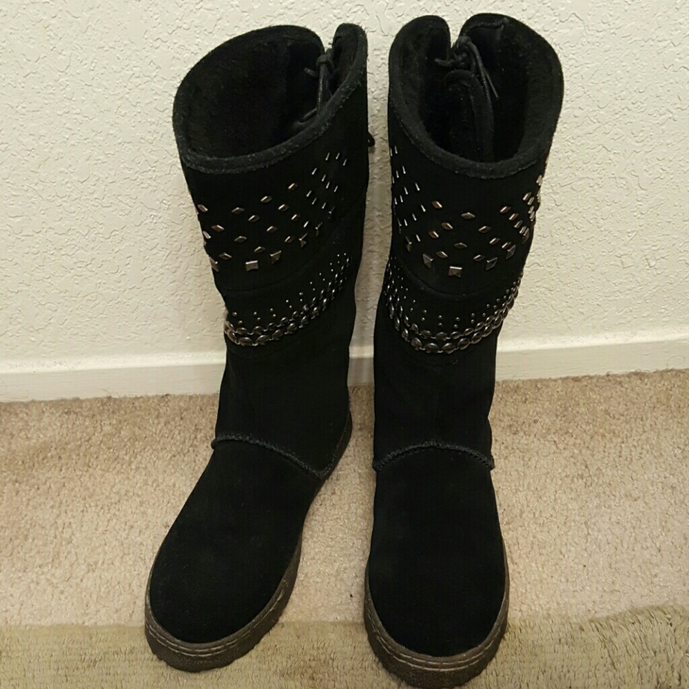 BEARPAW Embellished Boots.